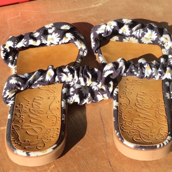 Womens summer sandals by Sugar black w/ white daisy design Tristans size 8 NWOT - Picture 5 of 8